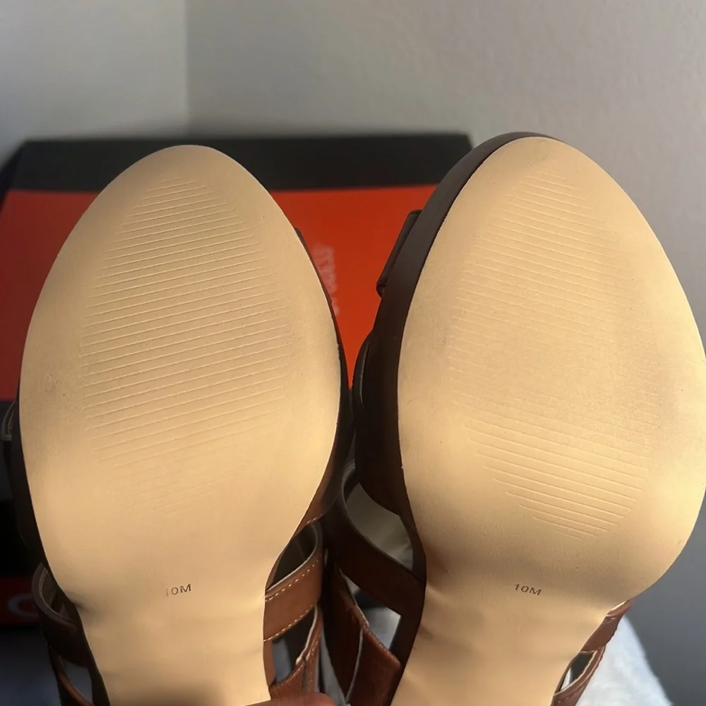 “NEW” G BY GUESS HIGH HEELS - Picture 13 of 16
